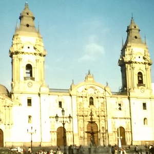 Herr Holl zeigt Dias von seiner Peru-Reise