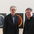 Herbert Friedl und Bischof Manfred Scheuer vor dem „Triptychon zum Sonnengesang von Franz von Assisi“