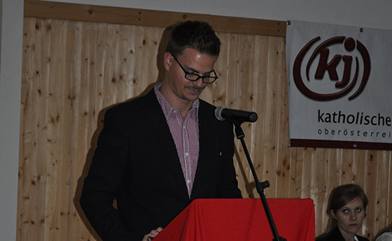 Sebastian Rappl, Vorsitzender der Katholischen Jugend OÖ bei seiner Ansprache während der Gedenkfeier in Ternberg. © Katholische Jugend  