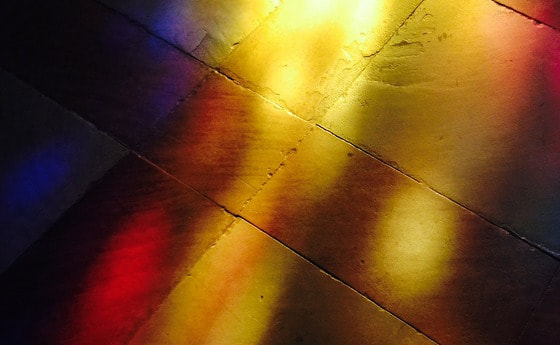 Lichtspiele am Boden einer Kirche durch die Glasfenster