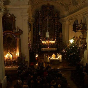 Die Kirche im Schein der Kerzen