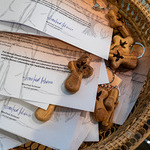 Als Dankeschön überreicht Bischof Manfred Scheuer den Ministrant:innen kleine Kreuze aus Olivenholz.