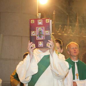 Diakon Peter Schwarzenbacher mit dem Evangeliar
