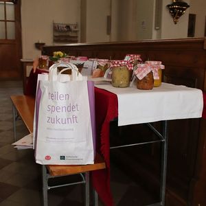 Suppe in Gläser füllen für den Familienfasttag