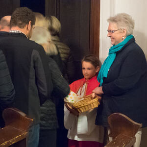 Ostereierausteilen der Ministranten