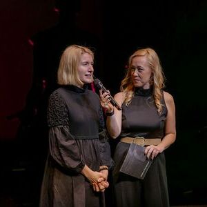 Moderatorin Sabine Kronberger (re) im Gespräch mit der Frauenlandesrätin Christine Haberlander