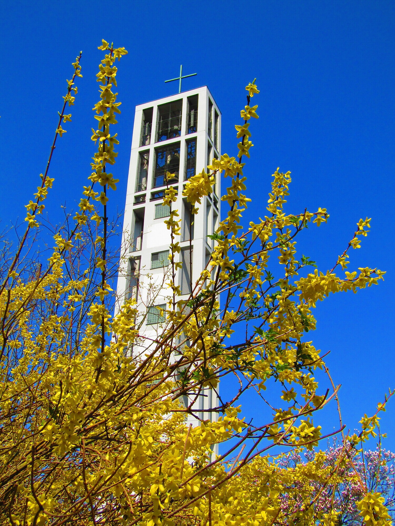     Turm mit Osterstrauch                           