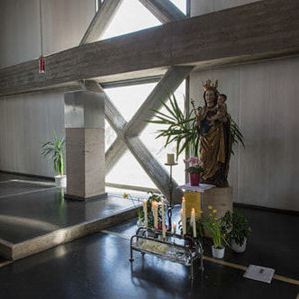 Tabernakel und Marienaltar