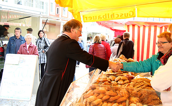 Bischof Scheuer beim Bäcker-Standl – ein vertrauter Geruch für den „Bäcker-Fredi“