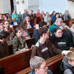 beim gemeinsamen Feiern, ...