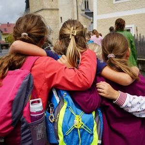 Drei Mädchen von hinten, eingehängt