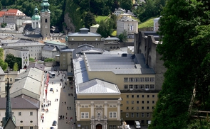 Salzburg Festspielhauskomplex vom Mönchsberg © Wikipedia CC BY 3.0 AndreasPraefcke 