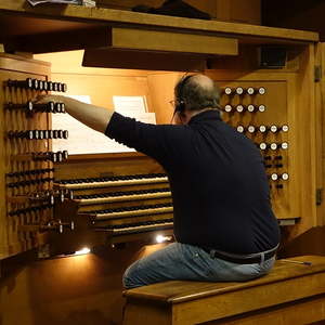 Heinrich Reknagel an der Rudigierorgel