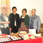 kfb-Frauen beim Kuchenbuffet                               