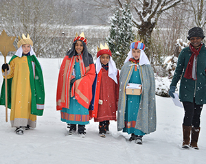 Sternsinger in Kirchdorf an der Krems:60 Kinder und 2 Gruppen Erwachsene besuchen in Kirchdorf 20 Gebiete am Samstag, Montag und Dienstag. 'Mehr als 100 Personen sind in unserer Pfarre an der Dreiköngis-Aktion beteiligt. Das ist schön, dass sich so 