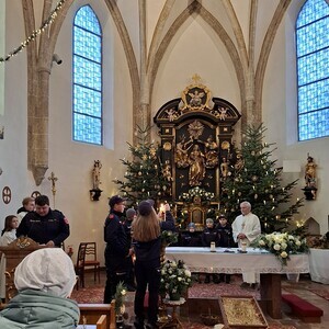 Die Feuerwehr entzündet das Friedenslicht.