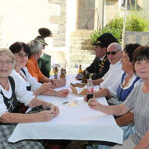 Pfarrer Hansjörg Wimmer, Kaplan Samuel Ogwudile, Frau Klara