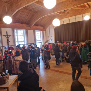 Verteilung der Gewänder im Pfarrheim