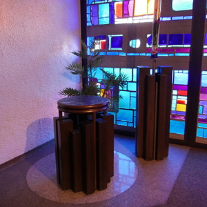 Taufbecken und Osterkerze