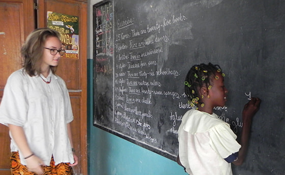 Johanna Rachbauer beim Unterrichten. Foto: privat in einer Schule im Kongo während ihres Volontariats 