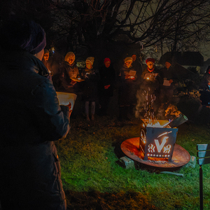 Lebendiger Adventkalender der Pfarre Kirchdorf an der Krems. Adventliche Besinnung - gemeinsam beten, singen und feiern. anschließend gemeinsam bei Tee wärmen und reden.Bei Familie Steinmann und Pimminger
