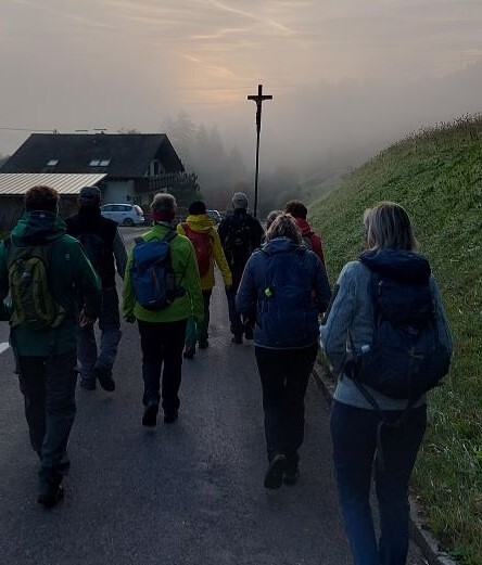 Pilger auf dem Weg nach Maria Neustift