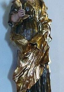 Statuen und Taufbecken