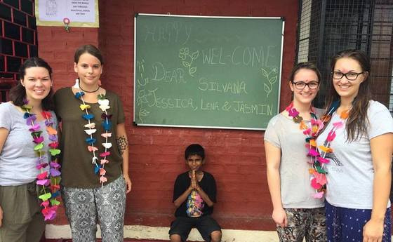 Vier Oberösterreicherinnen auf Praktikum in Indien - die Caritas macht's möglich.