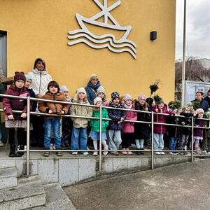 Kindergartenkinder vor dem Pfarrheim