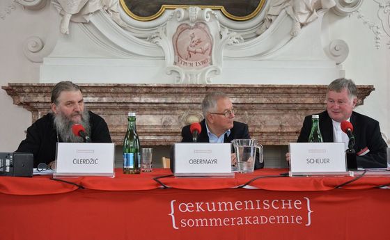 V. l.: Bischof Andrej Ćilerdžić, Moderator Helmut Obermayr und Bischof Manfred Scheuer