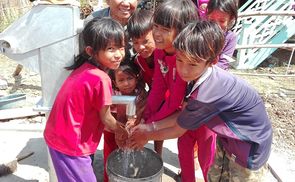Dieser Brunnen in Kambodscha wurde von der Volksschule Mühldorf in der Gemeinde Scharnstein gespendet.