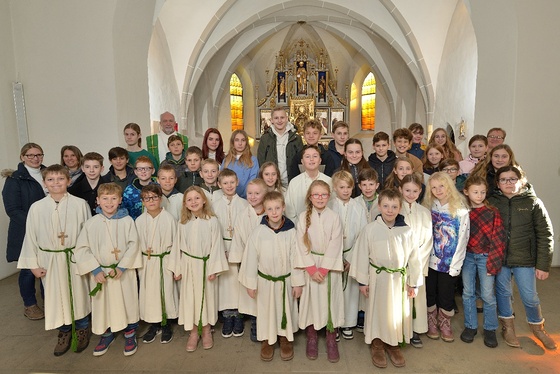 Ministrantenaufnahme 2024 / Alois Hemetsberger unsere Ministranten