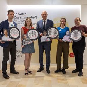 Linz, 22. Juni 2026 – Anlässlich des Welttags gegen Kinderarbeit besuchte die Initiative „Kinderarbeit stoppen!“ Landesrat Dr. Christian Dörfel, um zu konkreten politischen Maßnahmen aufzurufen.v.l.n.r. Herbert Wasserbauer (Referent Anwaltschaft DK