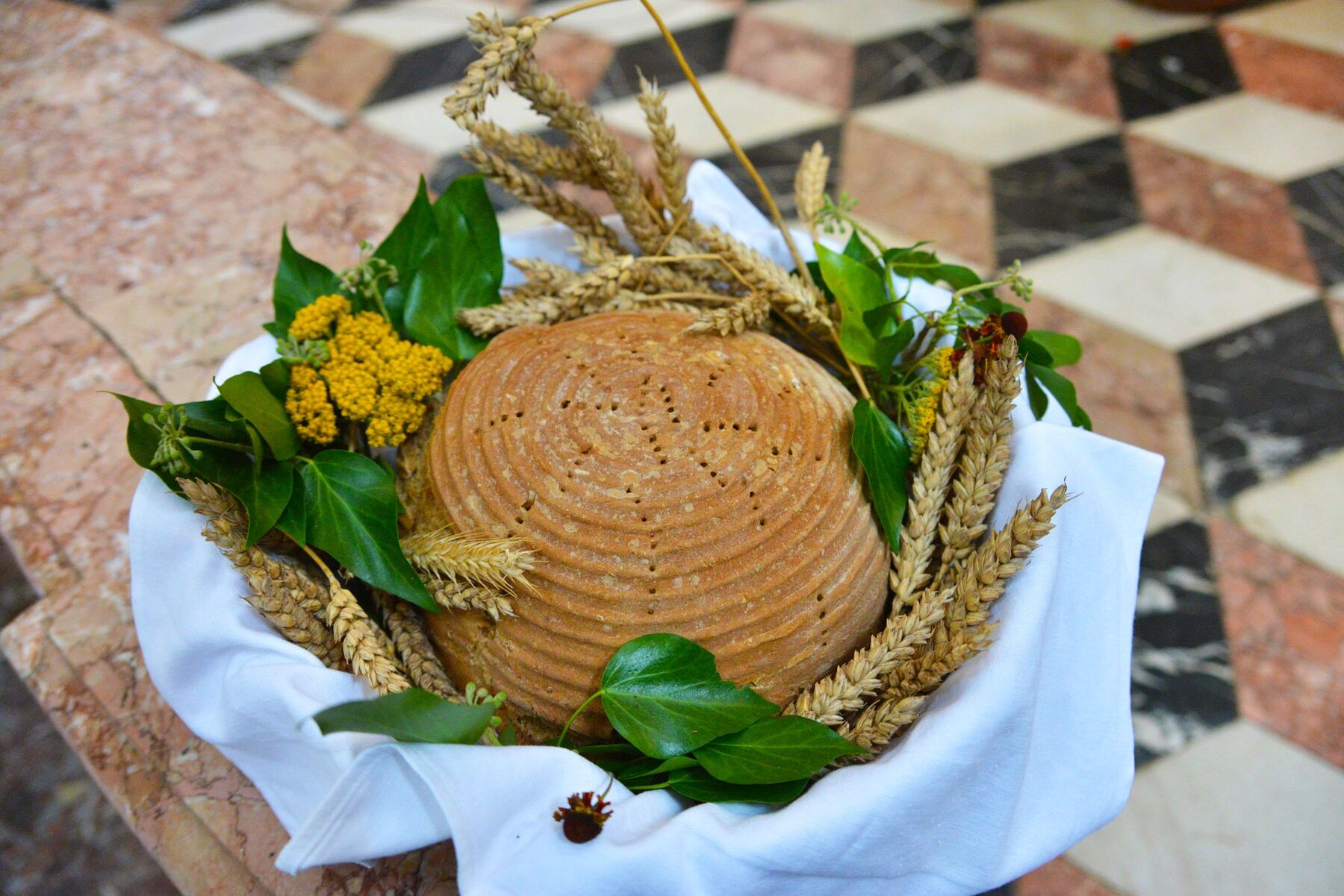 Brotlaib / © Diözese Linz / Jack Haijes Erntedank in der Pfarrkirche von Spital am Pyhrn.