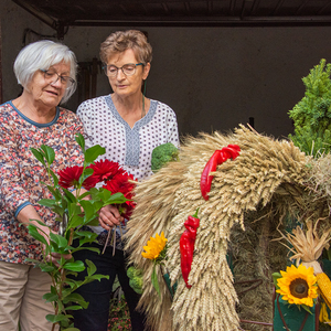 Beate Huemer-Schulz und Maria Ullner beim Binden der Erntekrone