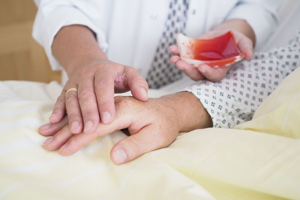 Segnende Hände mit Ölschälchen.