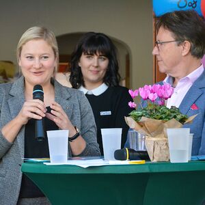 „Schmid-HupfPühringer-BM Wendtner“: Mag.a Astrid Schmid, Stellvertreterin des Obmannes des Sozialhilfeverbandes Vöcklabruck; Anna Hupf-Pühringer, Teamleiterin; Bürgermeister Josef Wendtner