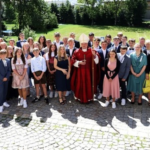 Die Firmlinge aus St. Roman und Münzkirchen mit Firmspender Prälat Markus Grasl 