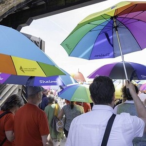 Gedenk- und Befreiungsfeier 2026 in Mauthausen anlässlich der 81. Wiederkehr des KZ Mauthausen. Themenschwerpunkt: 'Täter und Täterinnen im Nationalsozialismus'. Gedenkzug am ehemaligen Appellplatz.