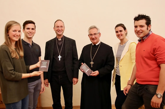 Präsentation von „Nimm und lies“ bei Treffpunkt Benedikt, mit Weihbischof Stephan Turnovszky und Abt Ambros Ebhart / © Stift Kremsmünster Präsentation von „Nimm und lies“ bei Treffpunkt Benedikt, mit Weihbischof Stephan Turnovszky und Abt Ambros Ebhart