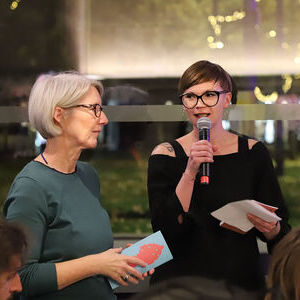 Anlässlich 100 Jahre Mariendom haben sich acht Künstlerinnen in künstlerischen Interventionen und Installationen gegenwärtigen Entwicklungen und Herausforderungen zu Themen rund um Frauenrollen, Familienbilder und Geschlechtergerechtigkeit gewidmet. 