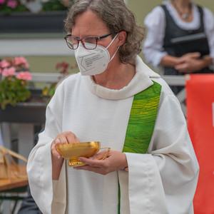 Feld-Festgottesdienst anlässlich des Musi-Spektakels der Stadtkapelle KirchdorfBild: Pastoralassistentin Susanne Lammer beim Gottesdienst im StadtzentrumFoto Jack Haijes