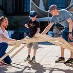 Kreativ-Workshops für Kinder: Dombaumeister Michael Hager (links im Bild) baute mit den Kindern Konstruktionen aus Holzstangen und Spielsteinen.
