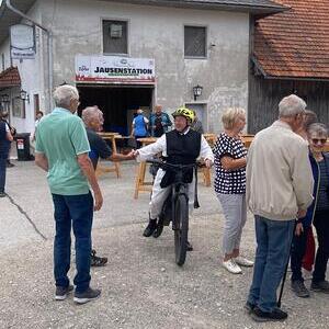 Prior P. Gabriel Ertl kommt auch per Rad