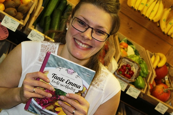 Martina Pauzenberger mit ihrem Buch
