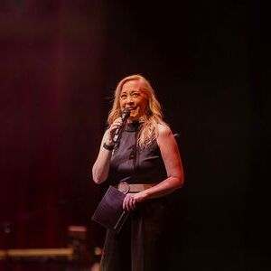 Voll Empathie und feinem Gespür führte Sabine Kronberger durch den Abend und ermutigte Frauen, für sich einzustehen