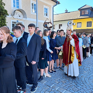 Abt Dessl begrüßt die Firmlinge