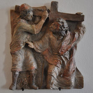 Simon von Cyrene hilft Jesus das Kreuz tragen.
