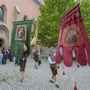 Traditionell werden bei den Fronleichnamsprozessionen auch Fahnen mitgeführt.
