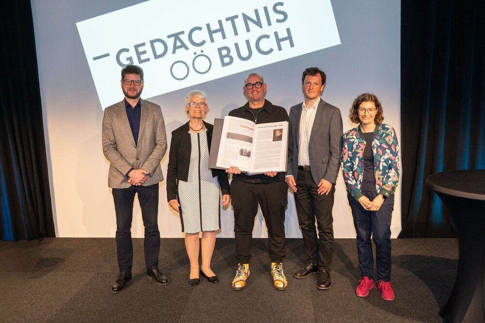 Projektteam Gedächtnisbuch OÖ / © Diözese Linz / Thomas Markowetz Das Projektteam des Gedächtnisbuches OÖ: Florian Schwanninger (Lern- und Gedenkort Schloss Hartheim), Jägerstätter-Biografin Erna Putz, Thomas Schlager-Weidinger (Private Pädagogische Hochschule der Diözese Linz), Andreas Schmoller und Verena Lorber